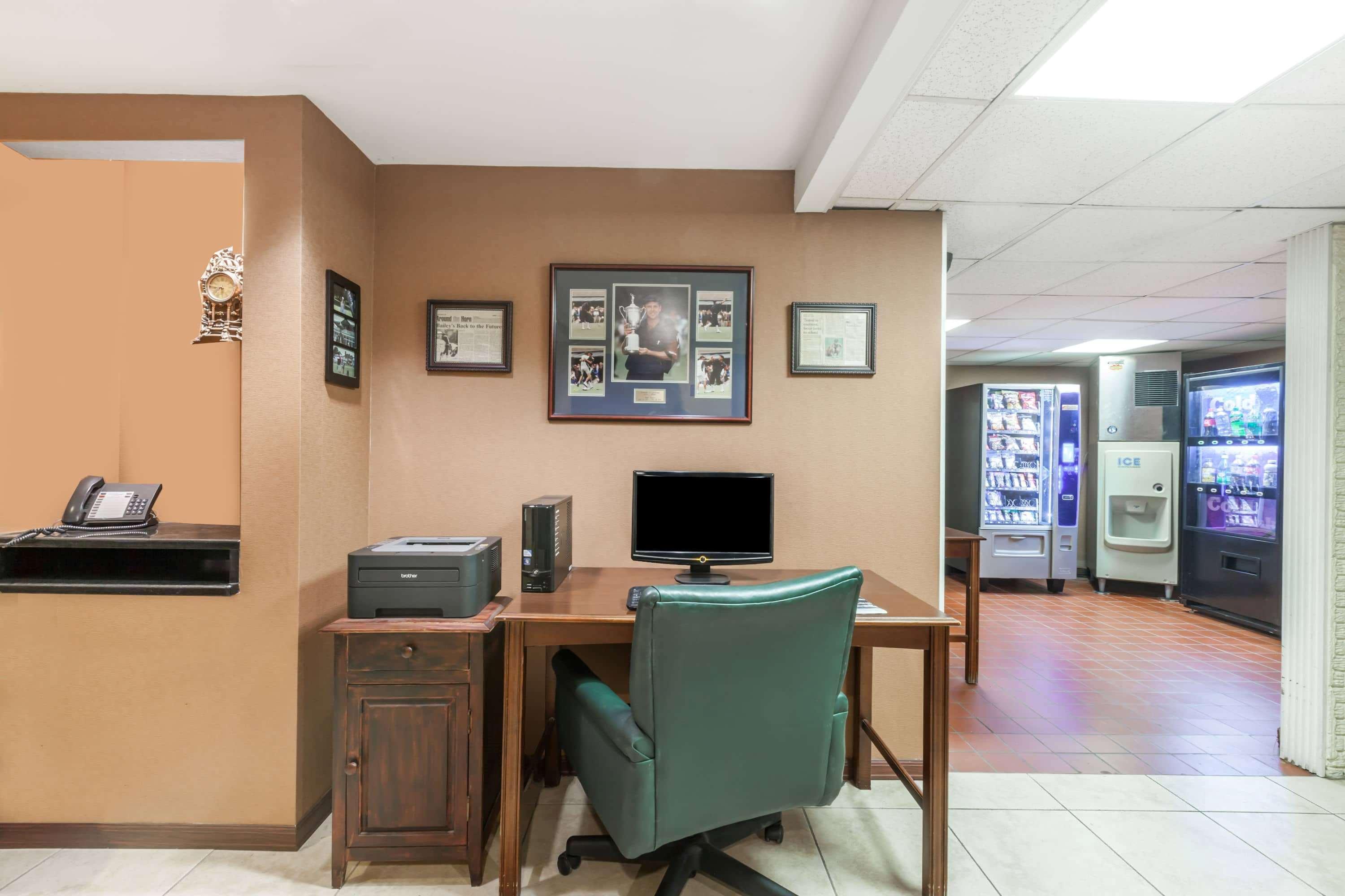Travelodge Inn & Suites By Wyndham Albany Esterno foto